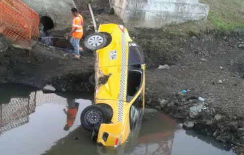 Perdió el control del auto y cayó a una cuneta