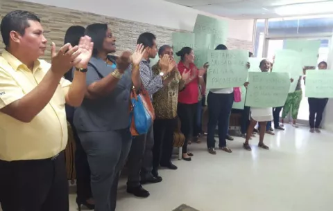 Solo hay dos sanitarios en escuela Crispino Ceballos y salen a protestar