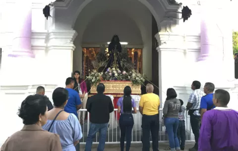 Peregrinos siguen visitando la imagen de Jesús Nazareno