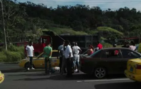 Hombre atropellado en la vereda tropical en Cativá