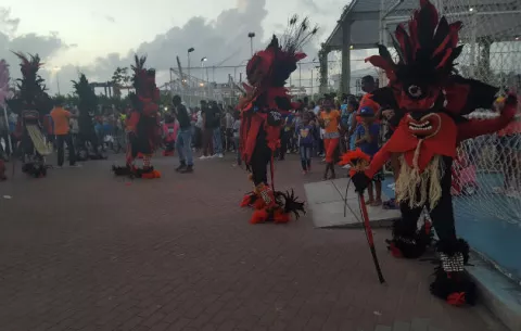 Diablos reciben agua bendita y sal para sacarles el mal