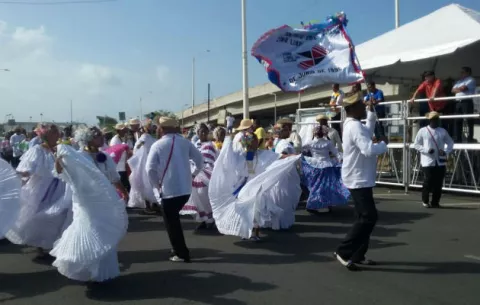 Celebran por lo alto fundación de Colón