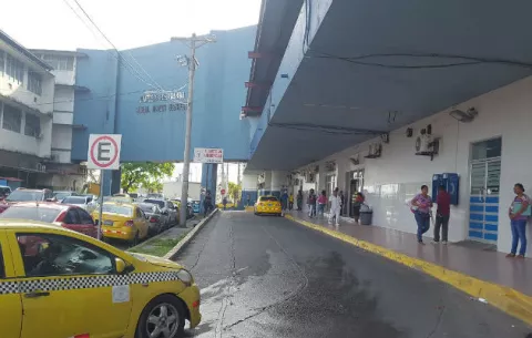 Cuatro heridos tras ser impactados desde taxi robado en Colón