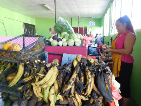 Ventas en mercado público en Las Tablas bajan el 50%