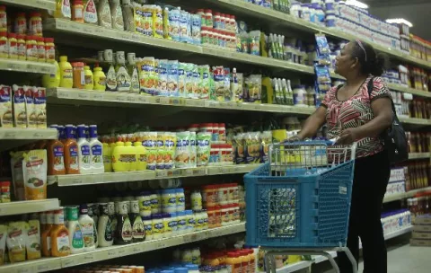 Gobierno asegura que el costo de la comida baja