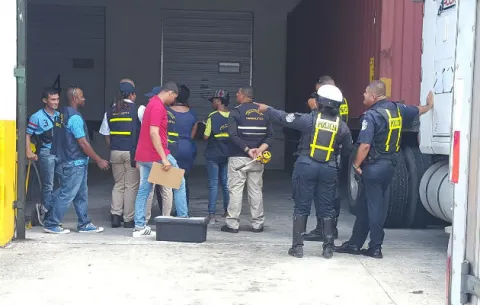 Muere agente de seguridad al ser aprisionado contra la pared por camión contenedor