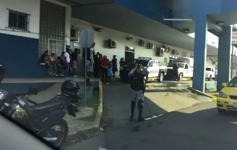 Sueltan balas desde un auto en Colón y caen 4 heridos