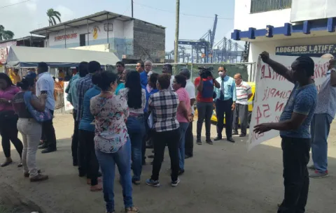 Comerciantes protestan por afectaciones a causa de trabajos de excavación