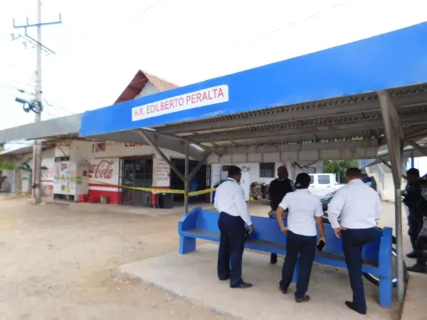Sujetos armados se roban 2,000 dólares de minisúper en Los Santos