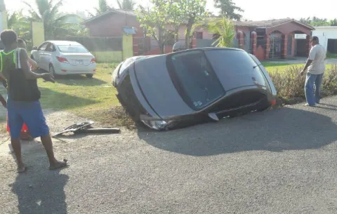 Auto cae en cuneta en Los Lagos, Colón