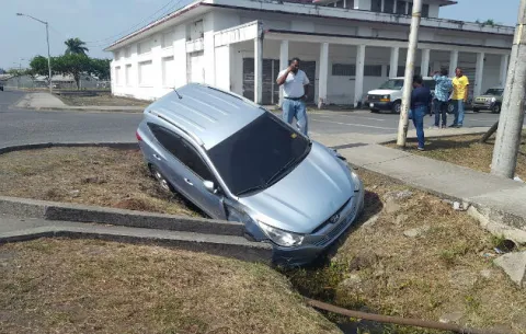 Auto cae en cuneta cuando su conductor intenta esquivar un autobús
