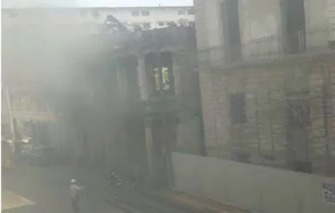 Incendian edificio abandonado en calle 6 Bolívar, en la ciudad de Colón