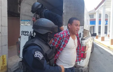 Luis Ladeutt tiene que notificarse cada treinta días, dictamina tribunal