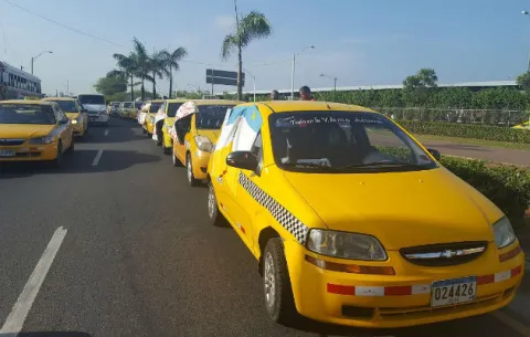 Taxistas protestan para solicitar permisos de operación en Colón