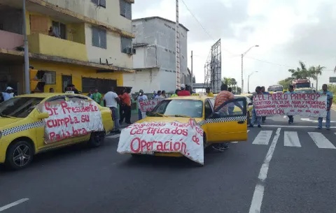 Taxistas vuelven a protestan en Colón exigiendo certificados de operación