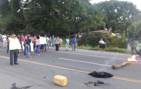 Moradores de Quebrada Bonita cierran la vía Transístmica