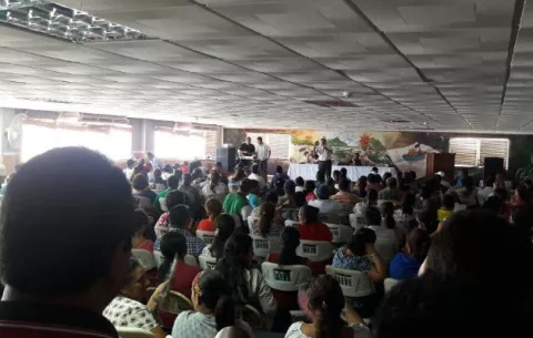 Docentes agremiados en Aeve analizan pliego de peticiones