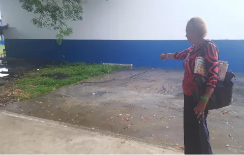 Suspenden clases por desborde de aguas servidas en Arco Iris