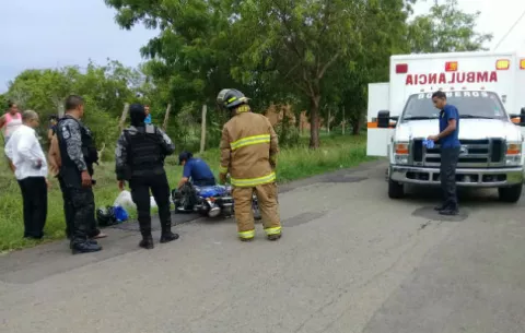 Resulta herido tras perder control de motocicleta