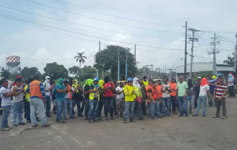 Obreros cierran puerta en proyecto de Arco Iris