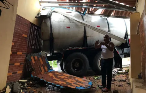 Camión cisterna cargado de agua choca contra casa en Nueva Italia