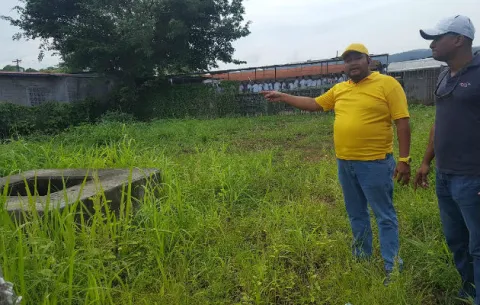 Protestan en Santa Rita por el desborde de aguas servidas