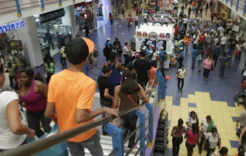 La baja en las ventas obliga a los centros comerciales a agruparse