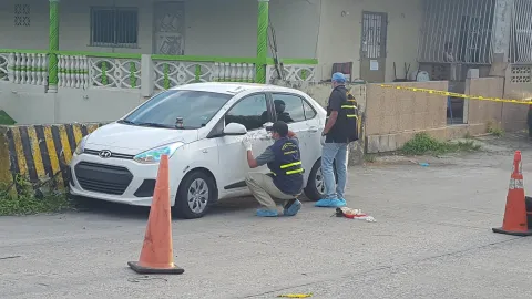 Acuchillado fue encontrado en el asiento trasero de un auto en Colón