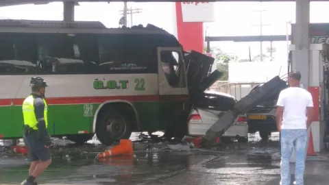 Mujer muere cuando colisionan vehículos en una gasolinera en Colón