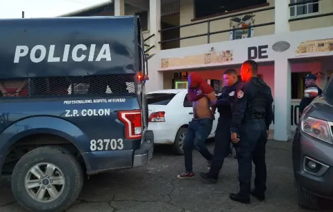 Delincuentes prófugos son capturados en Colón, tras asalto a minisúper