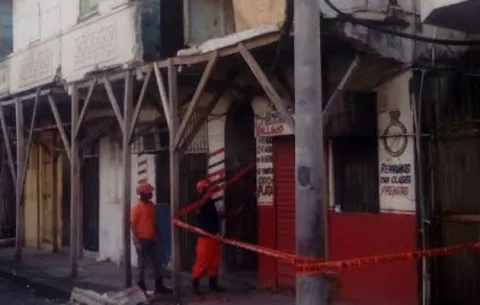 Joven cae de un primer alto de inmueble en Colón
