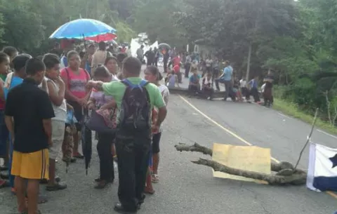 Ngäbes cierran vía que va de Almirante a Chiriquí Grande