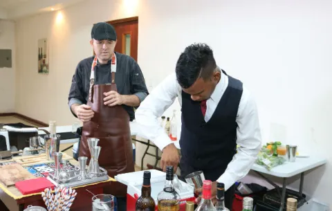 Muestran como se preparan los nuevos cócteles en los cursos de INADEH