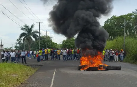 Obreros exigen que se contrate mano de obra colonense