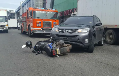 Chocan motorizado y vehículo 4x4 frente a la administración de la Zona Libre