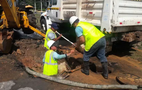 Daño en tubería afecta suministro de agua en varios sectores de Santiago