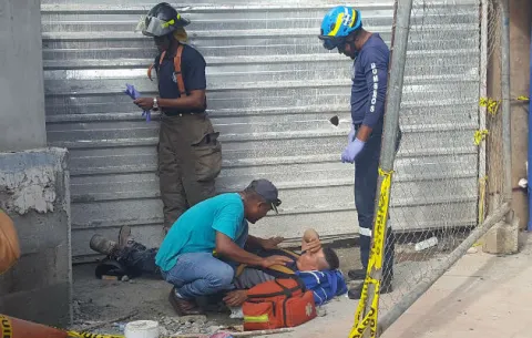 Trabajador cae de 24 pies de altura en construcción en Colón