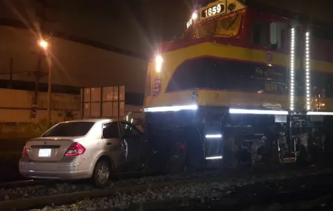 Tren arrastra auto en los 4 Altos de Colón, conductor salió ileso