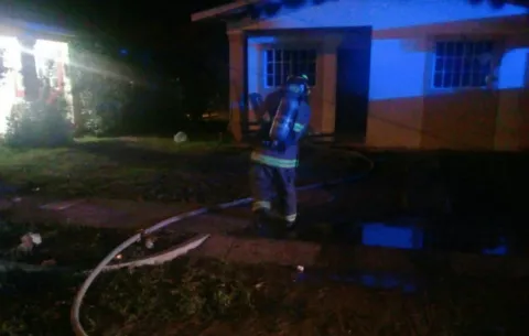 Incendio consume cuarto de residencia en La Villa