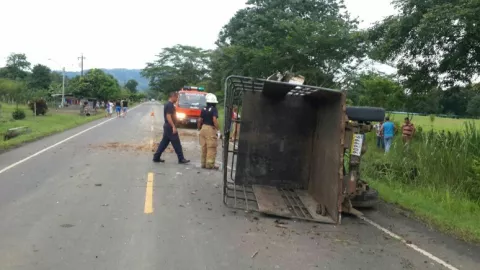 Camión colisiona con retroexcavadora y se voltea en Tonosí