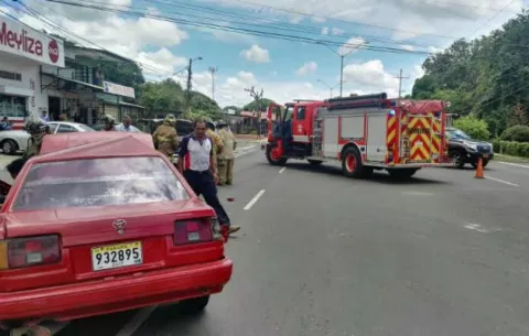 Mujer resulta herida tras colisión entre dos vehículos en La Villa