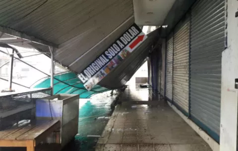Tremendo susto al impactar vehículo con marquesinas de almacén en Santiago