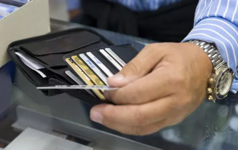 Panameños se endeudan para subsistir con tarjetas de crédito