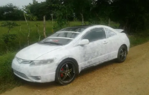 Recuperan auto que anteriormente era de color negro pintado de blanco
