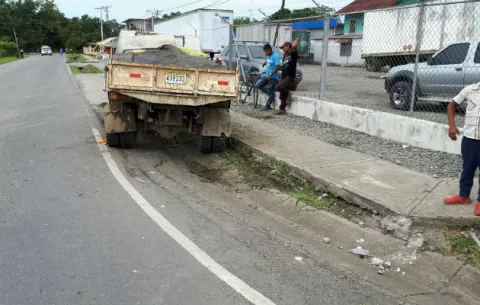 Joven queda bajo las llantas de un camión en Bocas