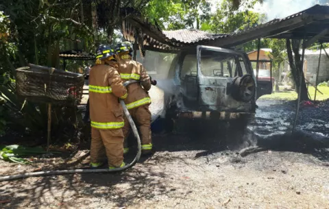 Llamas consumen camioneta en Bocas del Toro