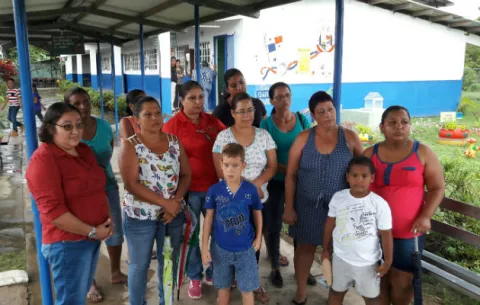 Peligro por poste de alta tensión en escuela de Santa Ana de Los Santos