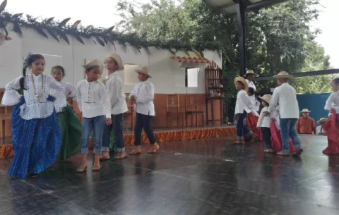 Lucido resultó festival de la Flor de Guate en Atalaya