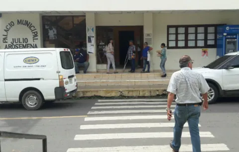 Vicealcalde ejerce cargo y espera audiencia de alcalde de La Villa