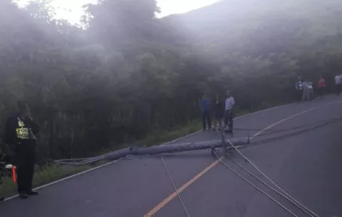 Vehículo colisiona con poste y deja sin luz a El Muñoz de Los Santos